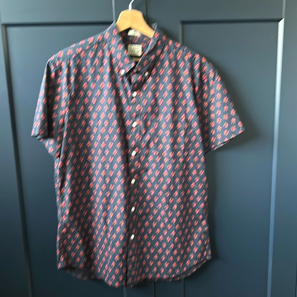 Large J Crew Men's Short Sleeve Button-Up Shirt with Red Micro Pattern